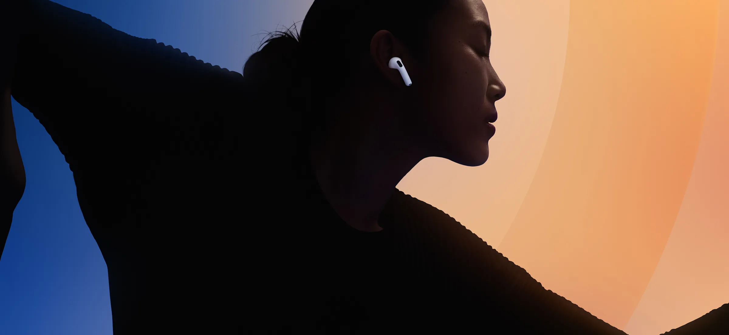 امرأة تضع AirPods 5